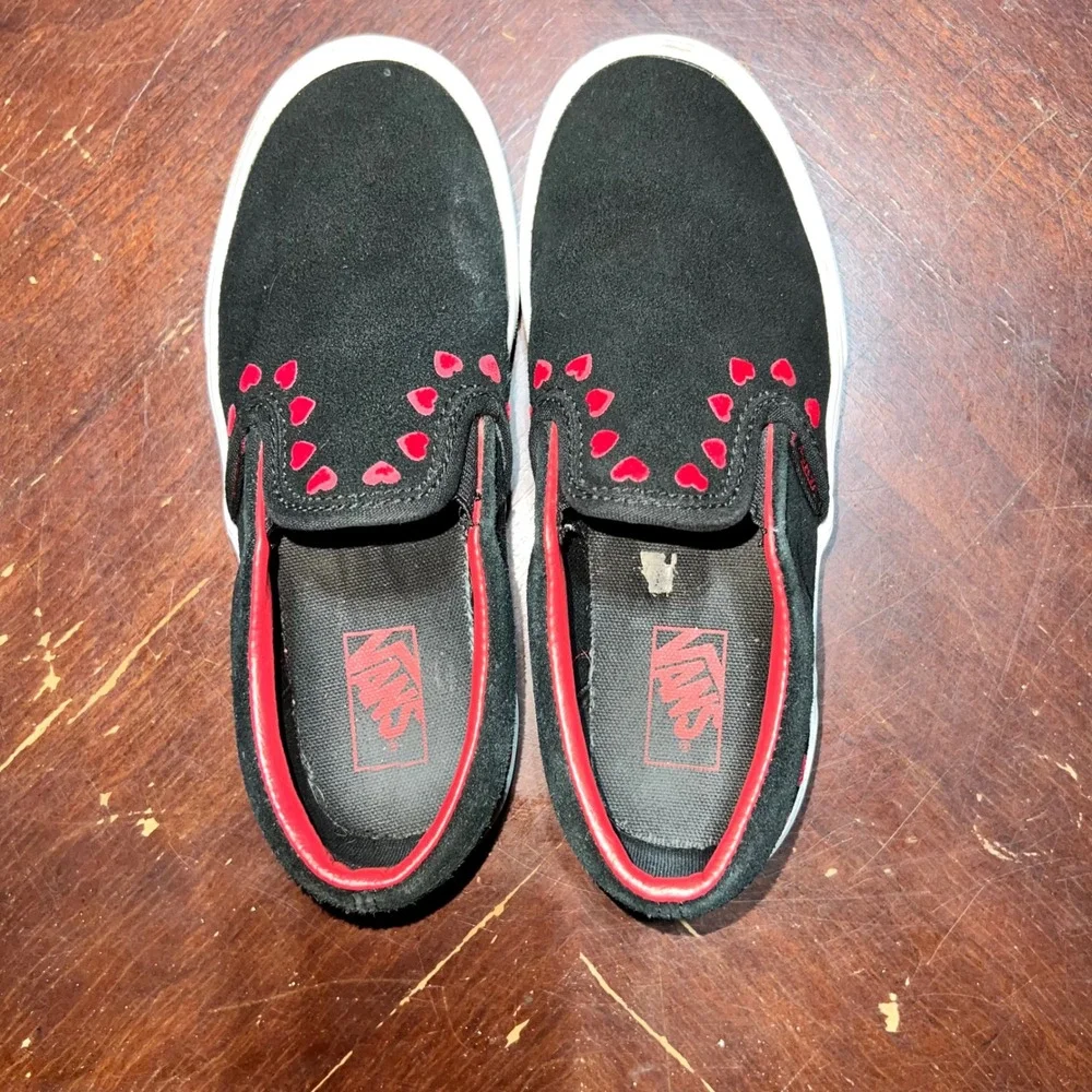 Vans Kids Classic Slip-On Black Suede Red Embroidered Hearts Sneakers Size 2.5Y